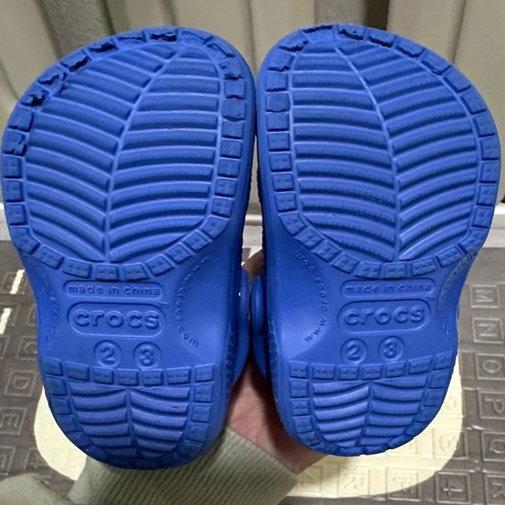 CROCS Kids Classic Clogs in Bright Blue